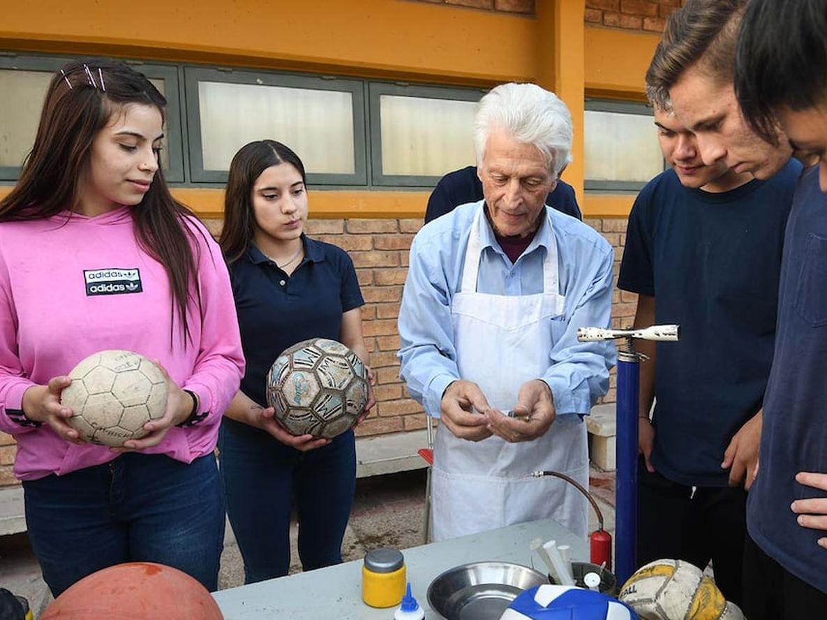 Alumnos del colegio marista Santa María de Belén siguen con atención las enseñanzas del religioso en el patio. | Foto: Marcelo Rolland / Los Andes