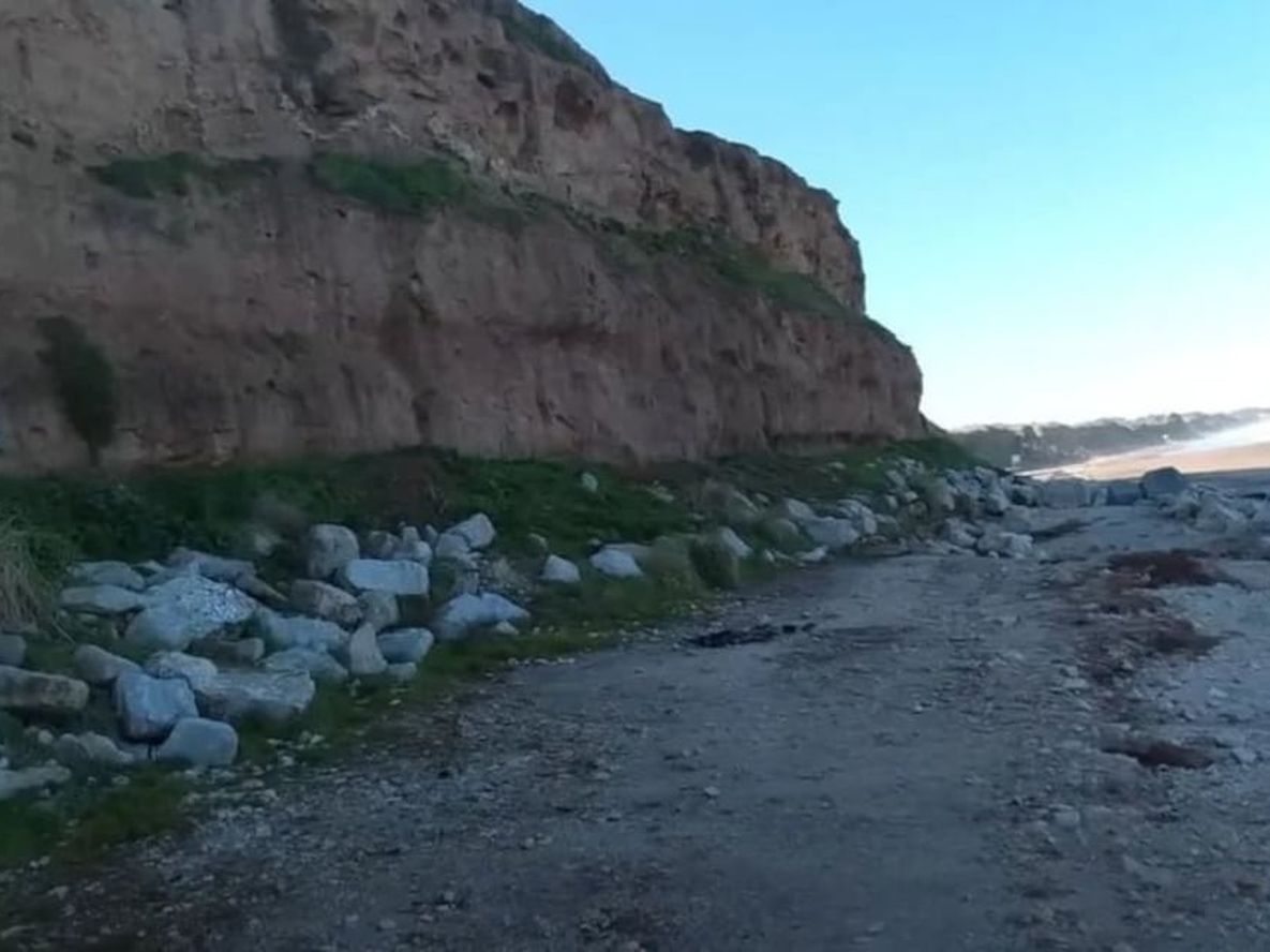 El cuerpo fue encontrado bajo el acantilado ayer al mediodía.