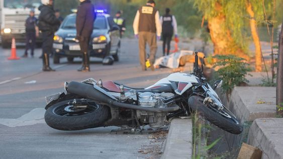 El hombre tenía 48 años y colisionó contra un tractor sin luces traseras. El hecho sucedió en Ruta 40 antigua, a 200 metros de la calle Chacón. / Foto: Ignacio Blanco / Los Andes