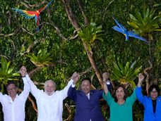 Mandatarios de países sudamericanos posan para la foto durante la Cumbre Amazónica en Belem, Brasil, 8 de agosto de 2023. De izquierda a derecha los presidentes  Gustavo Petro, de Colombia; Luiz Inacio Lula Da Silva, de Brasil; Luis Arce, de Bolivia; Dina Boluarte, de Perú, y la vicepresidenta de Venezuela, Delcy Rodríguez. (AP Foto/Eraldo Peres)