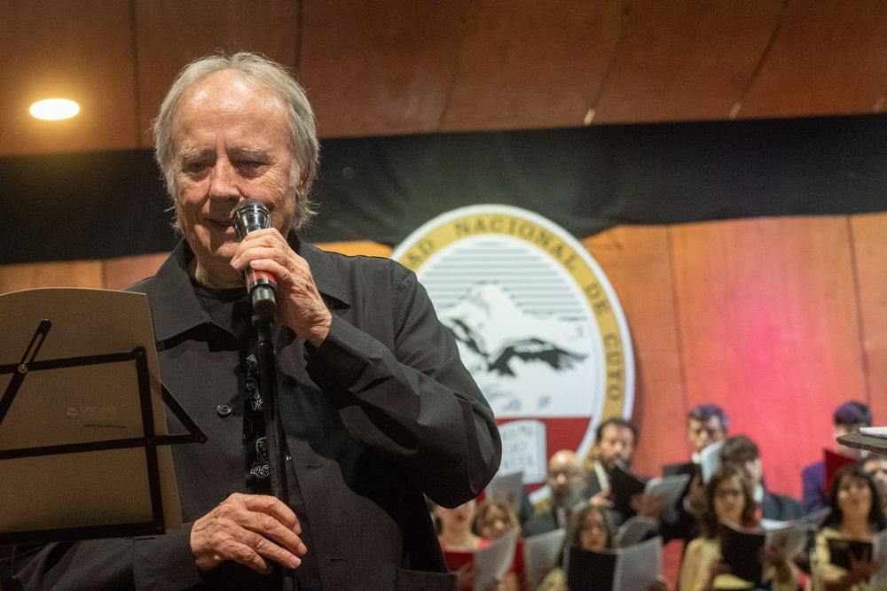 Joan Manuel Serrat, en un momento de su interpretación.