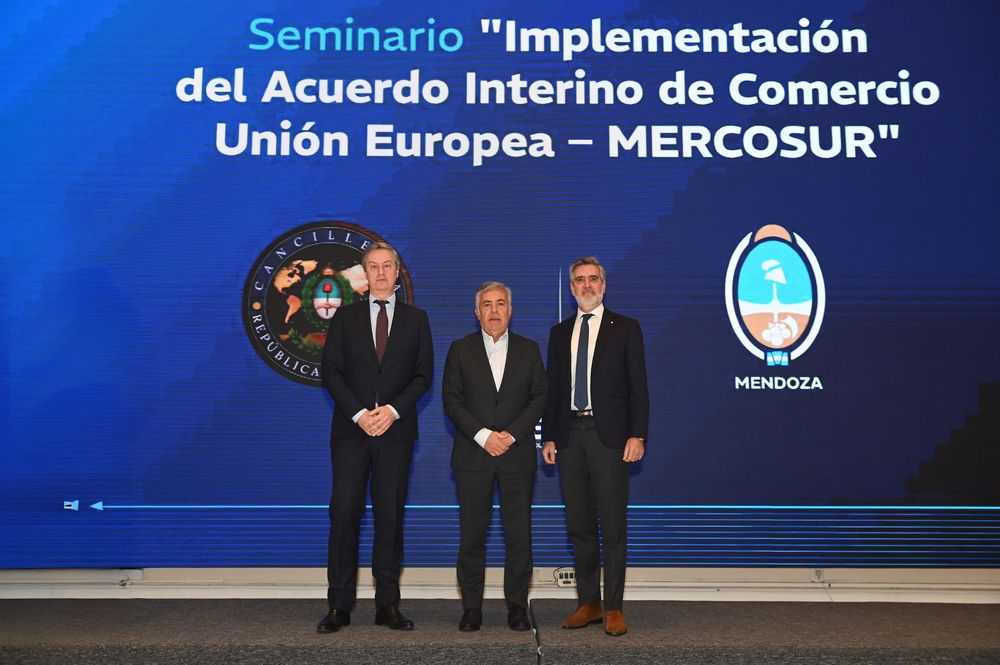 El Gobernador Alfredo Cornejo, junto al secretario de Relaciones Econ&oacute;micas Internacionales de la Canciller&iacute;a Argentina, embajador Fernando Brun, y el embajador de la Uni&oacute;n Europea en Argentina, Erik H&oslash;eg.