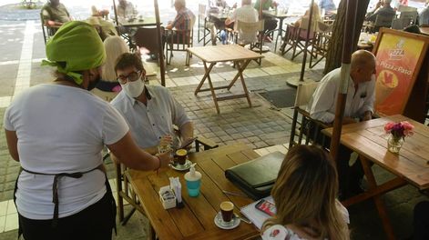 Los Andes | Restricciones. Los protocolos sanitarios inciden directamente en el ritmo de trabajo de los locales gastronómicos de Mendoza. Foto: Orlando Pelichotti / Los Andes.