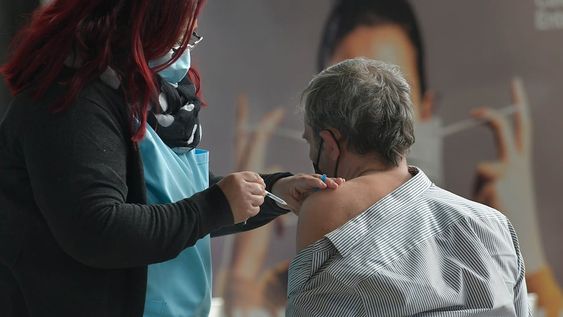 Llegan a Mendoza dosis 1y 2 de Sputnik V y dosis de Sinopharm, con el objetivo de terminar de inmunizar a la población. Foto: Orlando Pelichotti / Los Andes