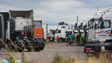Los Andes | Camioneros varados en el playón de Luján. Foto: Mariana Villa / Los Andes
