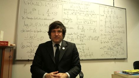 Javier Milei dio una charla económica a diputados libertarios en Casa Rosada: foco en los dólares del colchón y reformas.