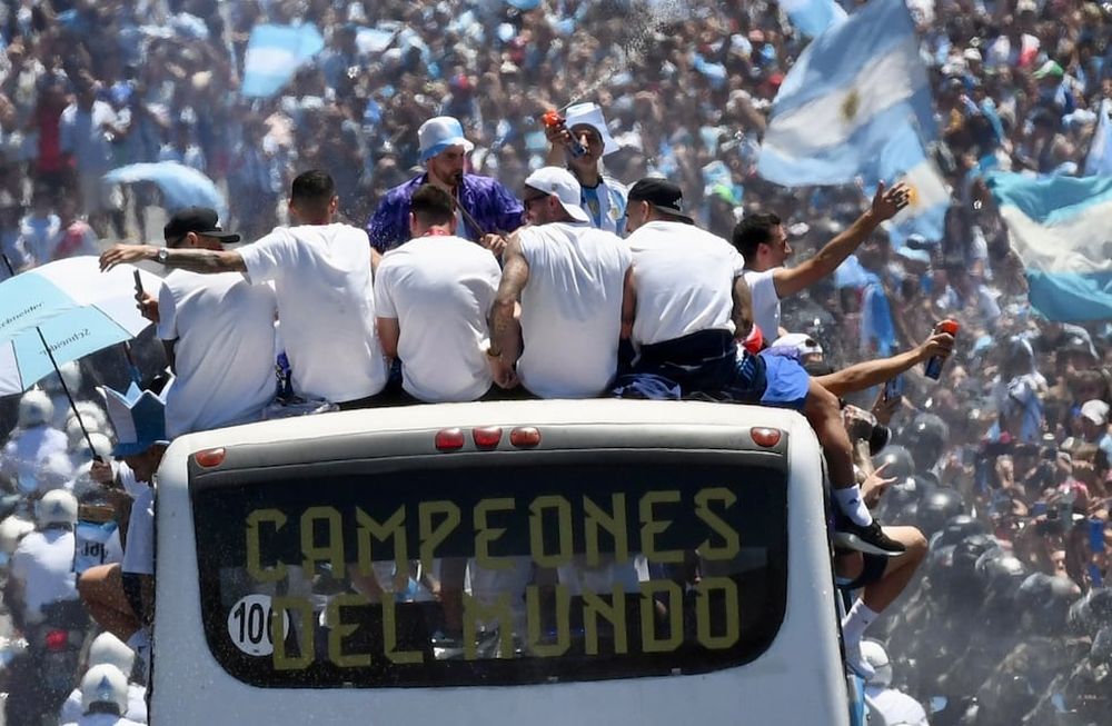 Los campeones del mundo, con la gente. / Gentileza.