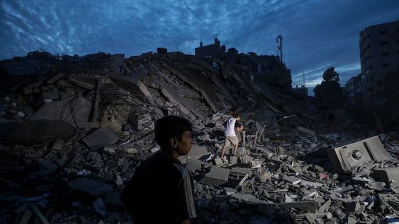 Menores inspeccionan los alrededores destruidos de la Torre Palestina después de que aviones de combate israelíes la atacaran en la ciudad de Gaza, el 7 de octubre de 2023.  EFE/ Mohammed Saber