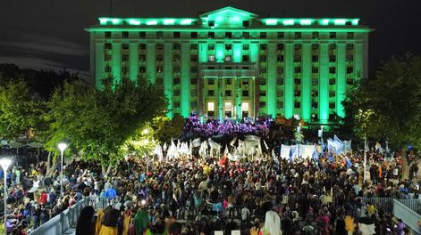 La marcha por el Día de la Memoria en Mendoza culminó en Casa de Gobierno.