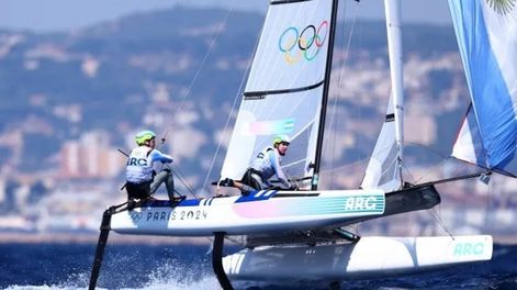 Los Andes | La dupla integrada por Eugenia Bosco y Mateo Majdalani, debutó en París 2024 y, tras las primeras tres regatas, se ubican en el segundo puesto de la clase Nacra 17. / Gentileza.