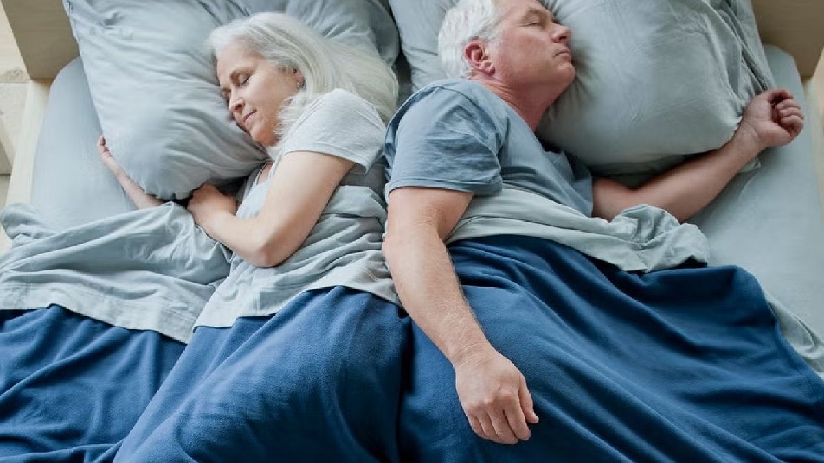 Qué quiere decir que te den la espalda en la cama al dormir, según analistas