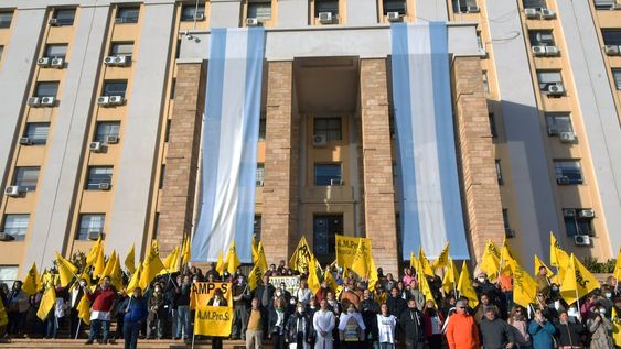 21 Junio 2022 - Política -  MendozaParo de la SaludAsociación Mendocina de Profesionales de la Salud (Ampros) transita una jornada en la cual llamó a realizar un paro sin asistencia a los lugares de trabajo y una concentración en la explanada de la Casa de Gobierno a partir de las 9.Foto: Orlando Pelichotti / Los Andes