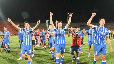 Los jóvenes del Tomba saludan a la gente una vez consumado el triunfo ante Colón de Santa Fe. / José Gutiérrez - Los Andes