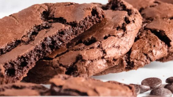 en solo 15 minutos, prepara las galletas de brownie de chocolate mas crocantes por fuera y suaves por dentro