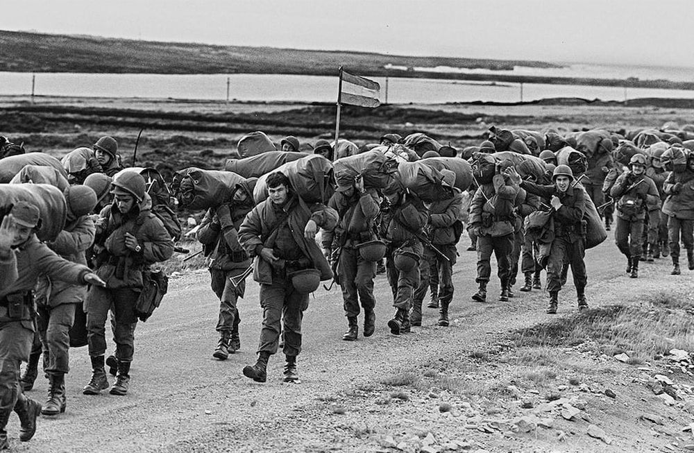 El 2 de abril de 1982, tropas argentinas desembarcaron en las islas Malvinas con el fin de recuperar la soberanía.