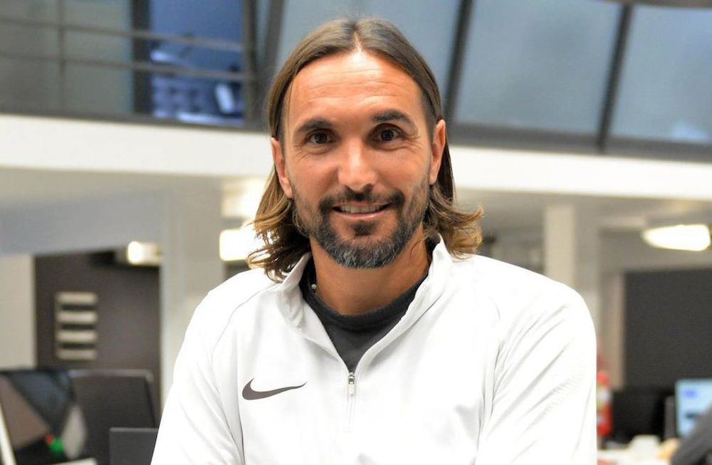 El nuevo entrenador tombino llegó el jueves y realiza la cuarentena en un hotel de la provincia.
