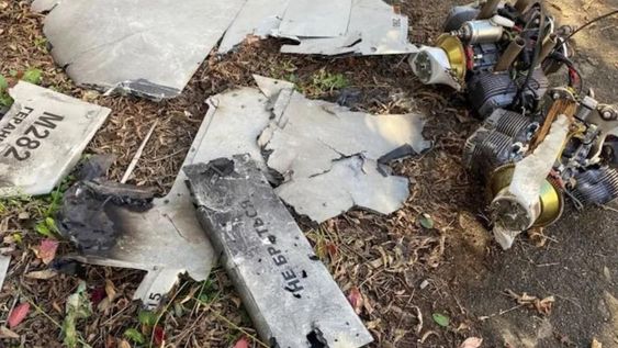 En esta foto se muestran partes de lo que las autoridades ucranianas dicen que es un dron iraní Shahed-136 que cayó en Járkiv. Foto: Web