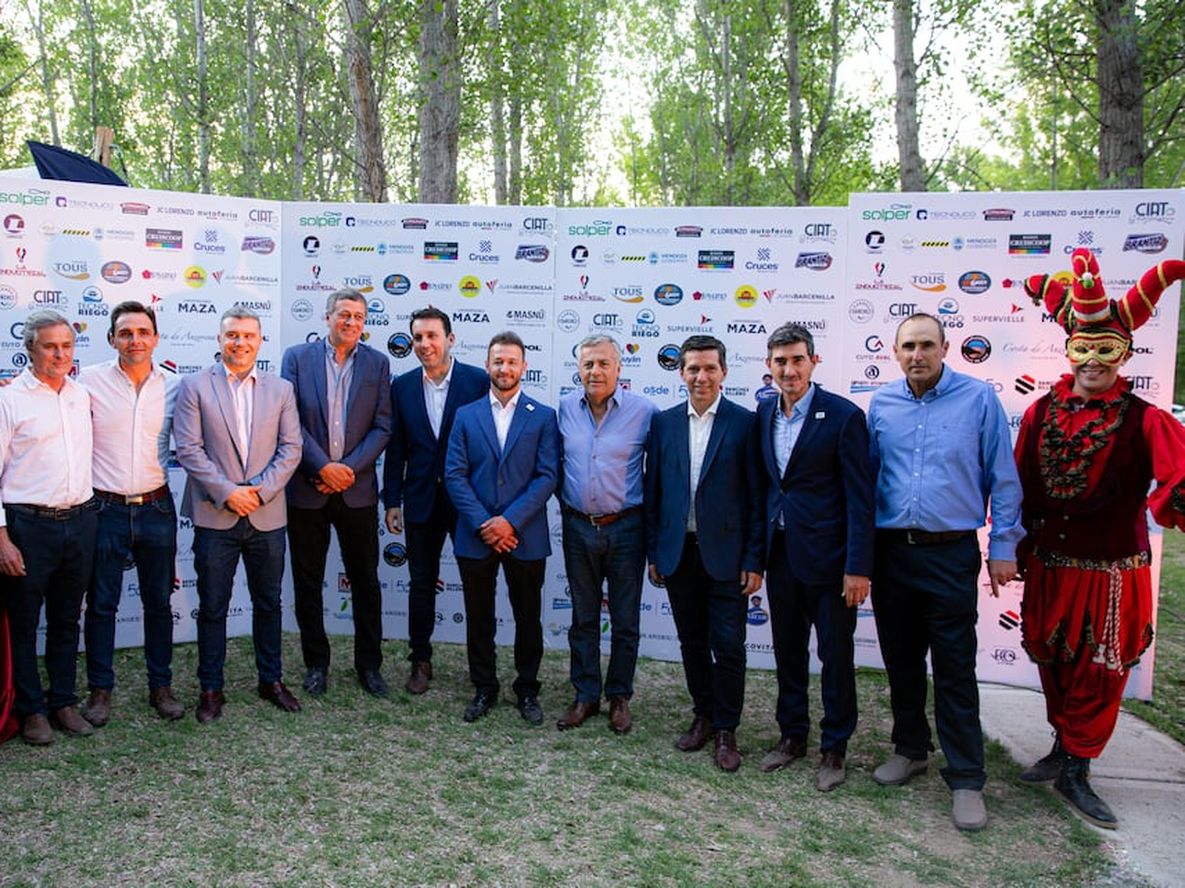 Varios políticos y empresarios participaron del aniversario 61º de la Cámara de Tunuyán. Imagen: gentileza CIAT