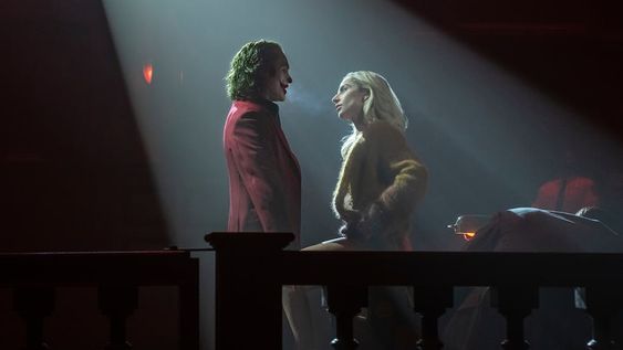 En esta imagen proporcionada por Warner Bros. Pictures, Joaquin Phoenix, izquierda, y Lady Gaga en una escena de Joker: Folie à Deux. (Niko Tavernise/Warner Bros. Pictures vía AP)