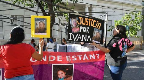 Los Andes | Familiares de Ivana Molina y Abigail Carniel, se concentraron en la Legislatura provincial pidiendo justicia las mujeres desaparecidas.Foto: José Gutierrez / Los Andes