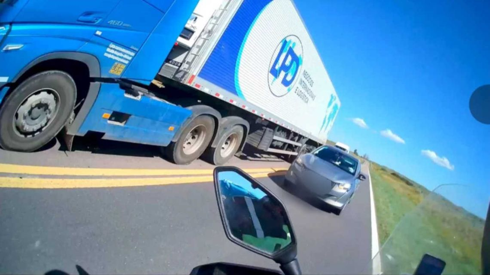 Un motociclista se salvó de milagro de un choque frontal en La Pampa.