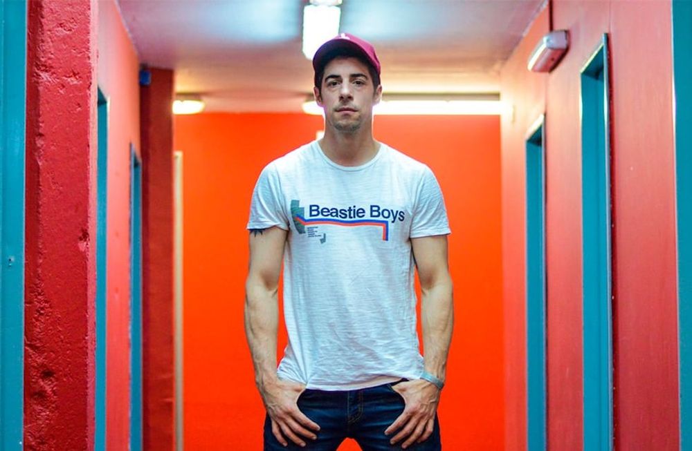 El actor Esteban Lamothe proyecta su futuro dirigiendo. Mientras tanto, protagoniza este filme de Netflix basado en una historia real.