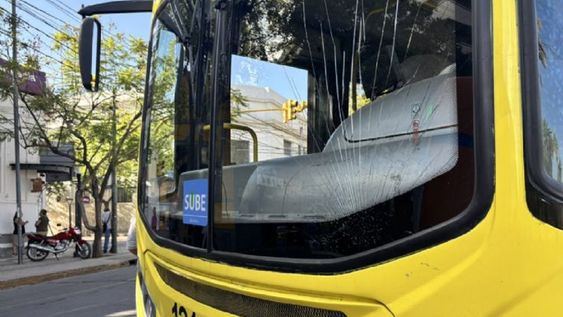 Dos mujeres fueron atropelladas por un colectivo en Godoy Cruz y una se encuentra grave (Gentileza X @MATIPASCUALETTI)