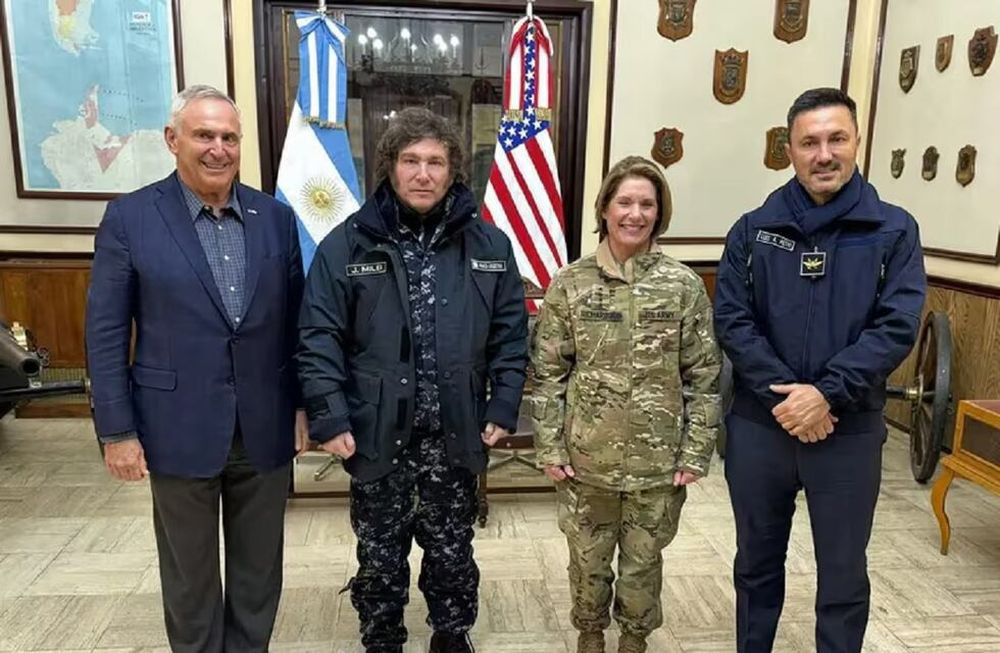Marc Stanley, embajador de Estados Unidos en Argentina; el presidente Javier Milei; la jefe del Comando Sur, Laura Richardson, y el ministro de Defensa, Luis Petri. (Gentileza)
