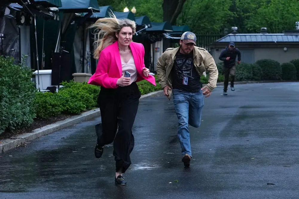 Fotograf&iacute;a de miembros de los medios de comunicaci&oacute;n corriendo en medio del reporte de disparos, cerca a la Casa Blanca, en Washington.