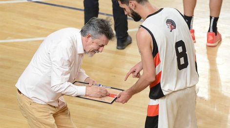 Los Andes | Pedemonte vivirá una definición especial, Si es campeón, podría dejar el Apache. En la imagen le da indicaciones a Rodrigo Lavezzari. / Gentileza: Salto Inicial.