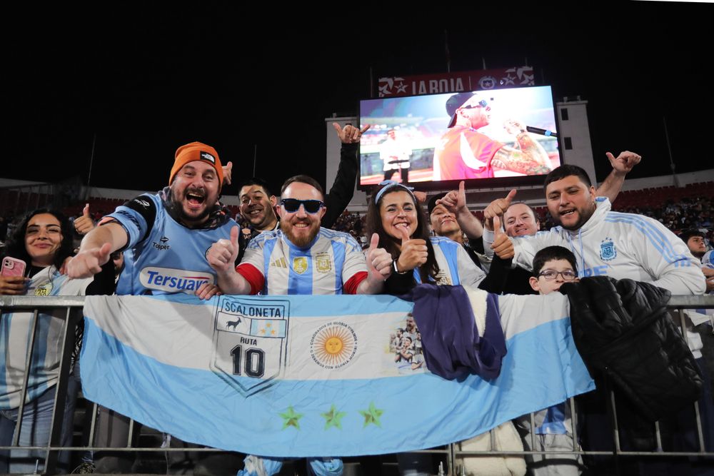 Los hinchas argentinos se hicieron sentir en la fría noche de Santiago y hubo gastadas para los rivales. Los hinchas argentinos se hicieron sentir en la fría noche de Santiago y hubo gastadas para los rivales.