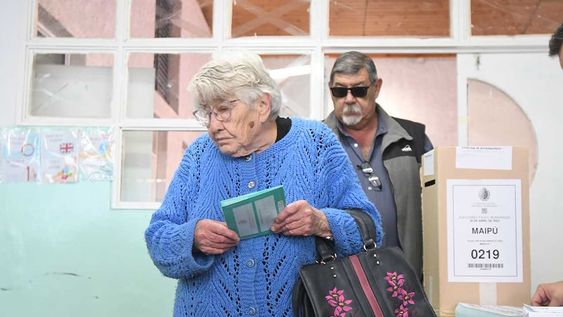 Elecciones PASO en 7 departamentos de la provincia de Mendoza.En la escuela Celina Álvarez del departamento de Maipú, los ciudadanos ingresan a votar sin problemas, estrenando el sistema de boleta única de papel para elegir a sus candidatos.La señora Nilda Solis de 89 años ingresa para emitir su votoFoto:José Gutierrez / Los Andes