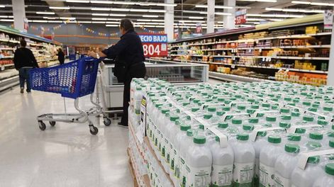 Los Andes | Frente al aumento en el precio de los alimentos, la demanda de los productos lácteos cayó 7,5% en los supermercados. Foto: José Gutiérrez / Los Andes