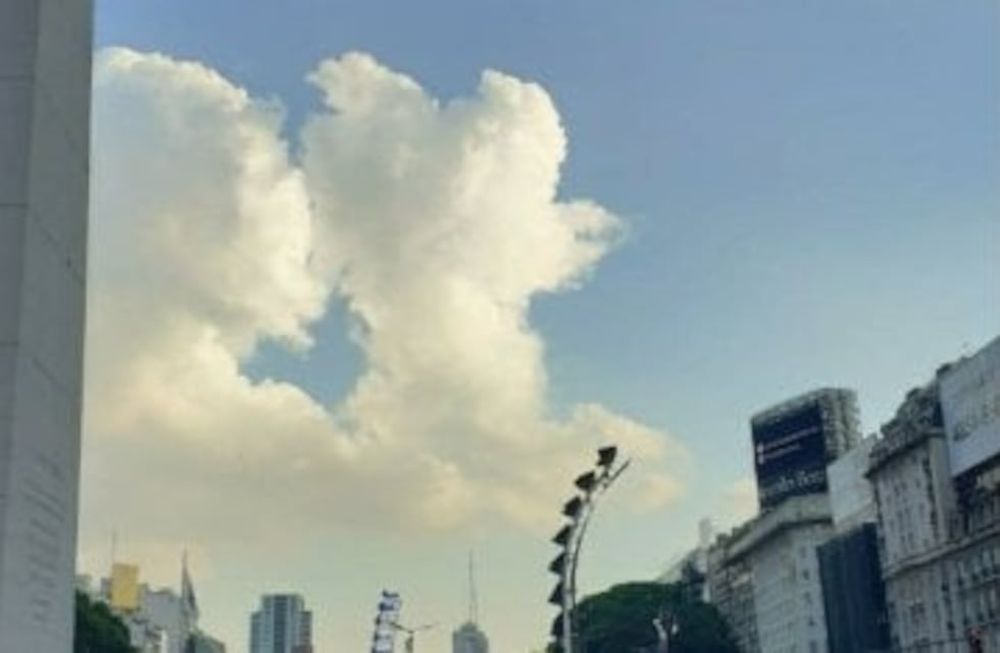 El día del velorio de Maradona, apareció las nubes formaron una imagen similar al al 10 levantando la Copa del Mundo. Impactante. / Gentileza.