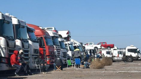 Cientos de camioneros aguardan en las playas de estacionamiento de camiones en la zonda de Destilería. Foto: Orlando Pelichotti