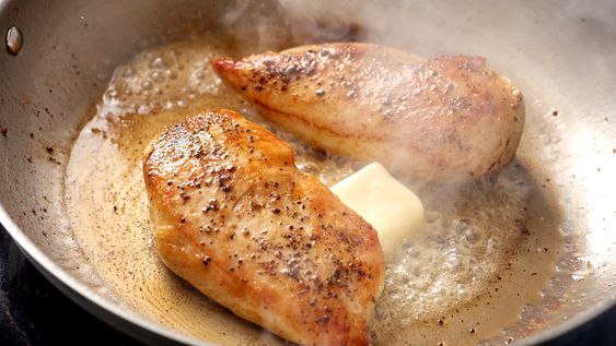la proxima vez que cocines pollo agrega 1/4 de taza de esto a la sarten: siempre funciona