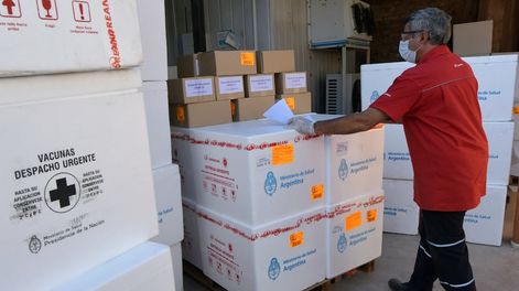 Los Andes | Este martes, 25 de mayo, llegarán a Mendoza 8.800 segundas dosis de la vacuna AstraZeneca. Se destinarán a quienes recibieron la primera dosis de la Covishield (es el mismo laboratorio). Foto: Orlando Pelichotti  / Los Andes