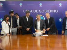 El gobernador Alfredo Cornejo en la apertura de sobre de la obra del tercer tramo de la Doble Vía del Este. Se presentaron 10 ofertas.