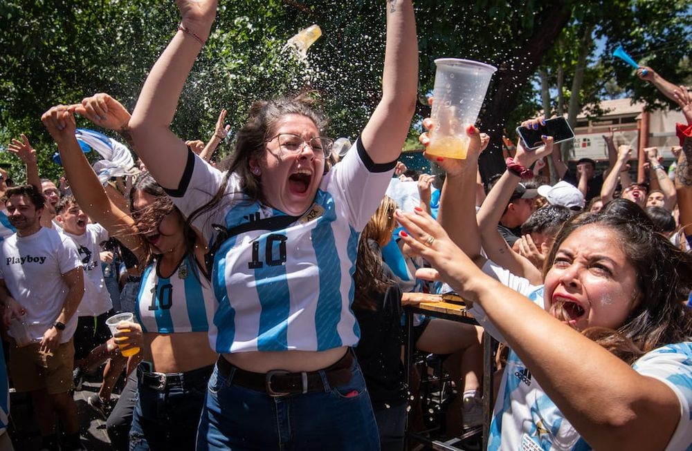 Los goles argentinos sirvieron de alivio para los miles de hinchas que decidieron ver juntos los partidos, una experiencia que puede dejar una enseñanza positiva. Durante un mes, la hinchada “sufrió” cada partido y luego del final feliz, muchos lograron relajarse.Foto: Ignacio Blanco / Los Andes