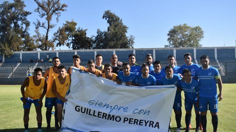Los Andes | En el partido del sábado pasado frente a Guaymallén en el Gambarte, el plantel del CEC le rindió un homenaje al exdirigente del club y el sindicato.
