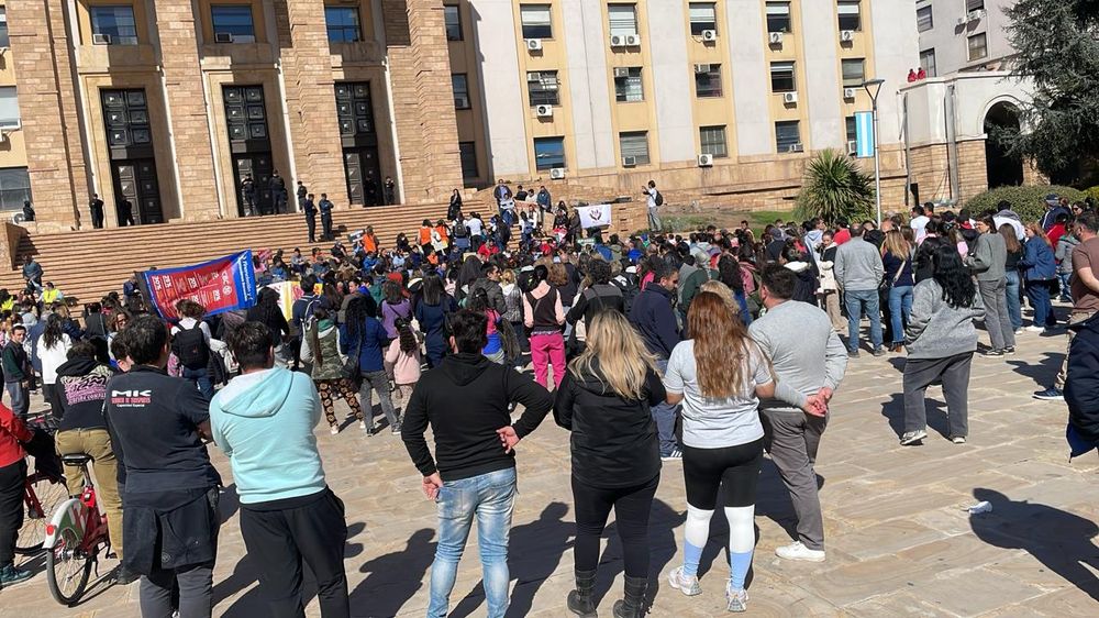 El colectivo de la discapacidad continúa con su reclamo en Mendoza en defensa de la Ley de Emergencia en Discapacidad. Parte de los prestadores fueron a Casa de Gobierno