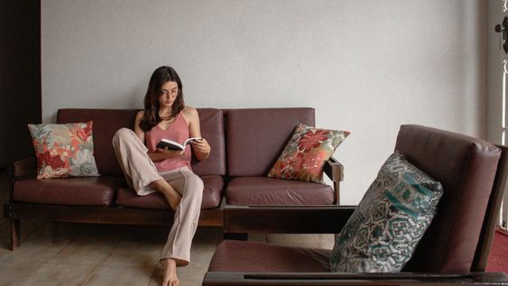 la psicologia asegura que las personas que disfrutan y se sienten liberadas al vivir solas tienen 4 caracteristicas unicas e irrepetibles