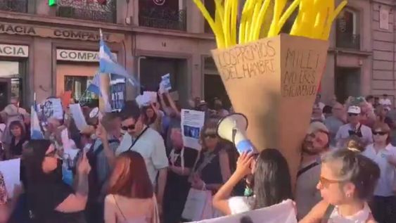 En una de las protestas se puede ver un cono de papas fritas gigante en el que se lee “Milei no sos bienvenido” y “los juegos del hambre”. Javier Milei. Foto: Captura redes