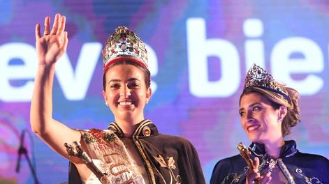 Los Andes | Fiesta Departamental de la Vendimia de Luján de Cuyo.Ana Delfina Carbonell es la nueva soberana y representó a Mayor Drummond. A su lado, Amparo Benenati, la nueva virreina.Foto Marcelo Rolland / Los Andes