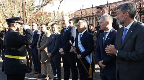 Alfredo Cornejo presidió el tradicional Toque de Diana de Gloria en el 215° aniversario de la Revolución de Mayo. &nbsp;