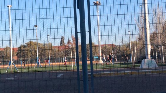 En la tarde de hoy, 10 jóvenes, se metieron al Predio La Masia y jugaron un picadito amistoso. Terminaron todos en la Comisaria 44 del Barrio Unimev. / Gentileza.