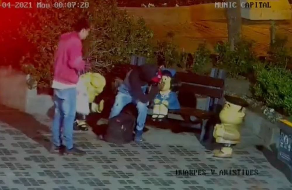 Para llegar a una solución efectiva, en cuanto a la protección del patrimonio expuesto al aire libre, la única manera de hacerlo es fomentando su resguardo y preservación a través de la educación y la formación.