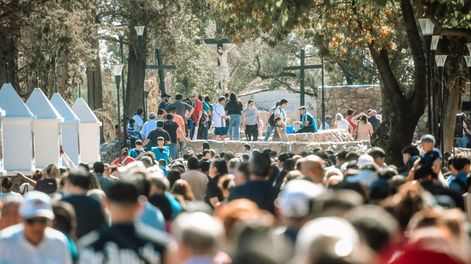 La Semana Santa convoca a miles de cristianos que se acercan hasta el Calvario, en Godoy Cruz. Cristo Huarpe, Calvario de la Carrodilla. Foto: Ramiro Gómez