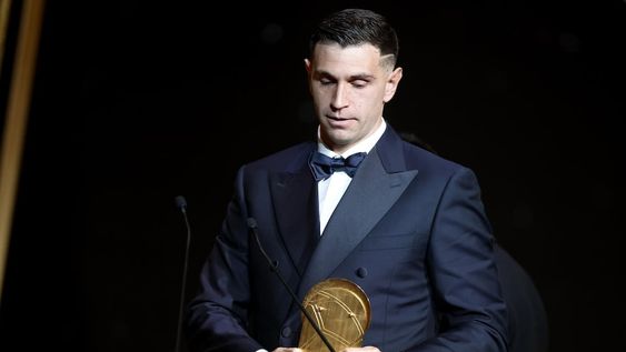 El arquero argentino y del Aston Villa, Emiliano Martínez, recibe el Trofeo Yashin al mejor arquero en la ceremonia del Balón de Oro 2024 en el Teatro du Chatelet de París, Francia, el 28 de octubre de 2024. (Francia). Foto: EFE/EPA/MOHAMMED BADRA