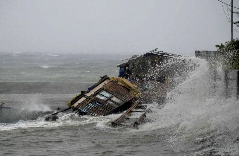 Un tifón en el centro de Filipinas dejó muertos y 720 mil evacuados